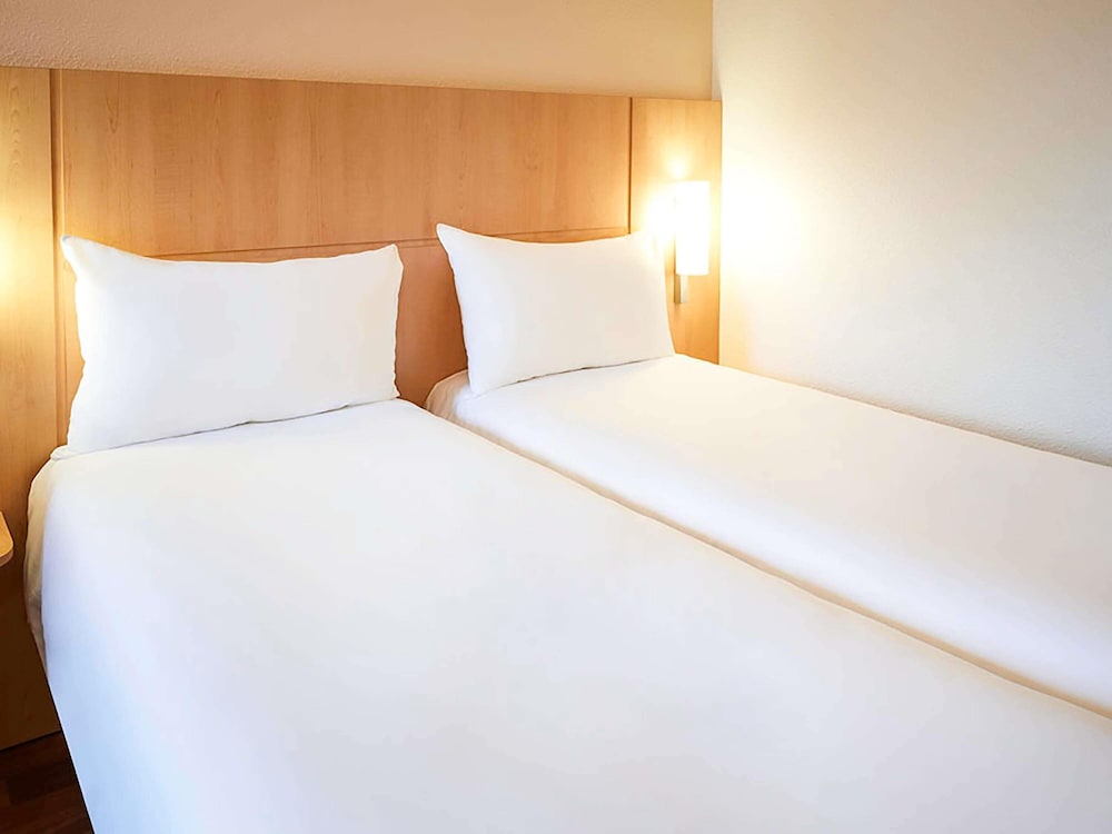 Habitación estándar con 2 camas individuales, 2 camas individuales del hotel Ibis Toulouse Centre. Foto 5