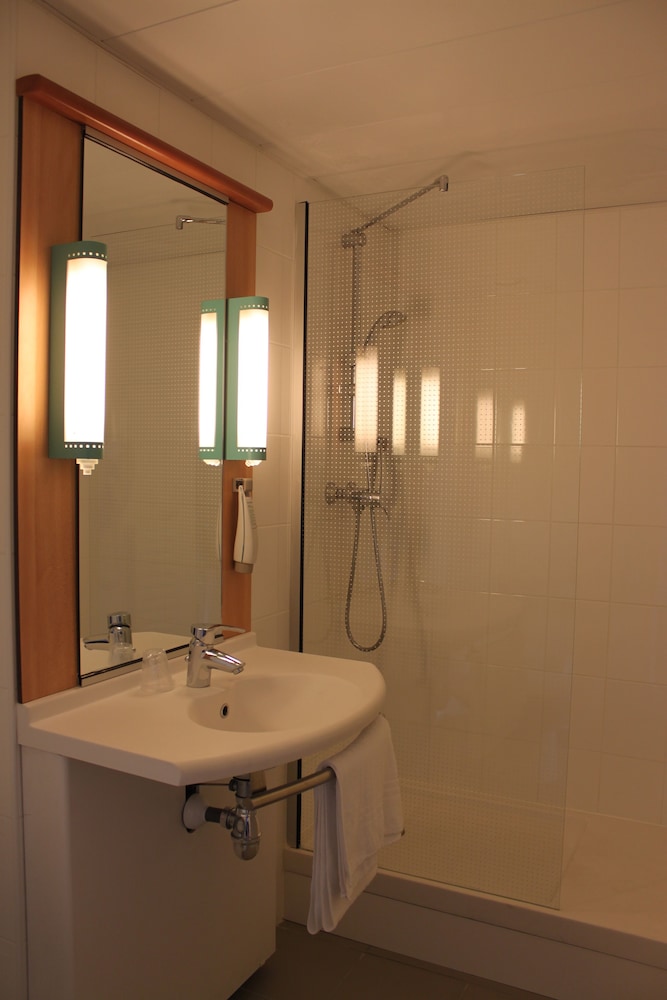 Habitación Standard con una cama doble del hotel Ibis Toulouse Gare Matabiau. Foto 8