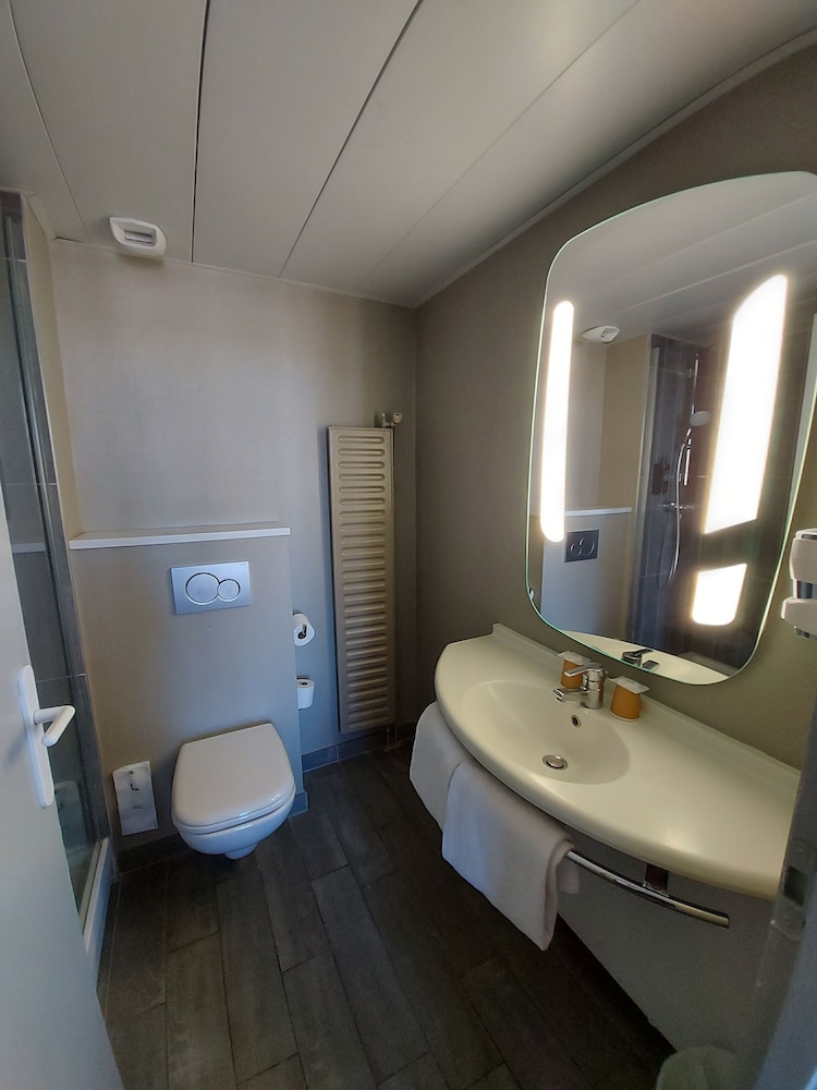 Habitación Standard con una cama doble del hotel Ibis Toulouse Gare Matabiau. Foto 9