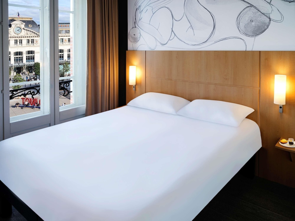 Habitación Standard con una cama doble y una cama individual del hotel Ibis Toulouse Gare Matabiau. Foto 1