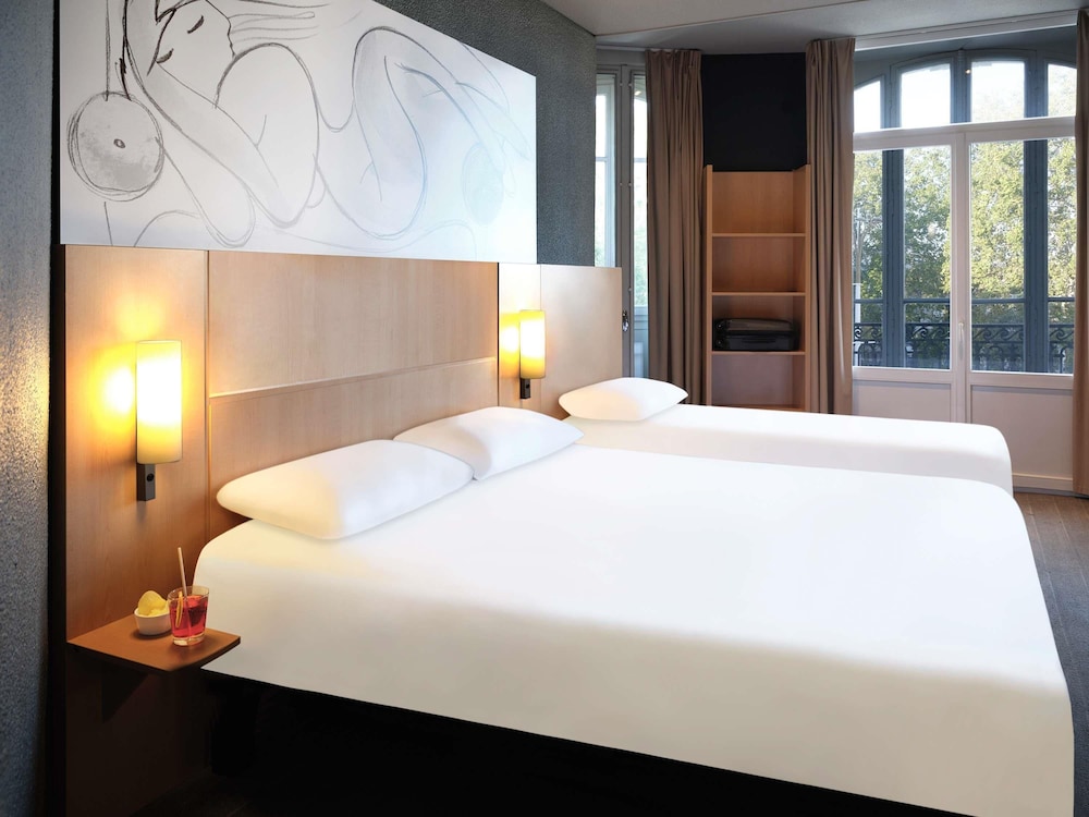 Habitación Standard con una cama doble y una cama individual del hotel Ibis Toulouse Gare Matabiau. Foto 3