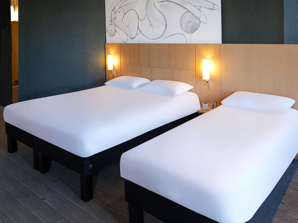Habitación Standard con una cama doble y una cama individual del hotel Ibis Toulouse Gare Matabiau. Foto 4