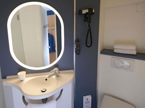 Habitación Doble Estándar del hotel Ibis Toulouse Ponts Jumeaux. Foto 8