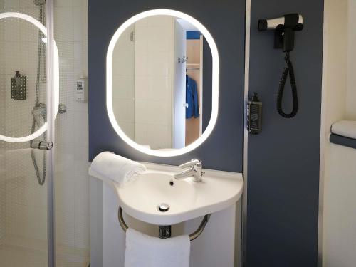 Habitación Doble Estándar - 2 camas del hotel Ibis Toulouse Ponts Jumeaux. Foto 1