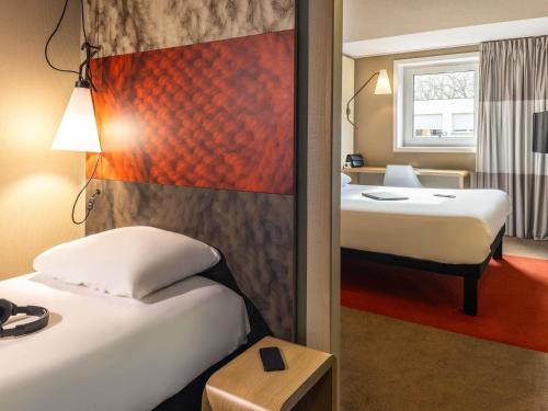 Habitación Superior con una cama doble y una cama individual del hotel Ibis Toulouse Ponts Jumeaux. Foto 2
