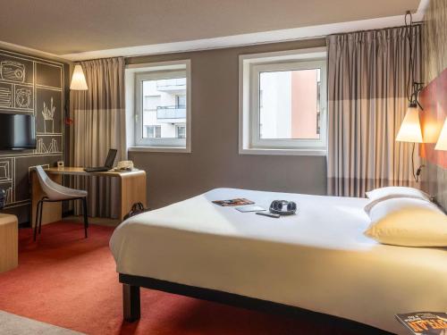 Habitación Superior con una cama doble y una cama individual del hotel Ibis Toulouse Ponts Jumeaux. Foto 7