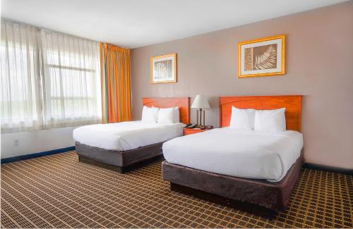 Habitación Doble con 2 camas dobles - Adaptada para personas con movilidad reducida/No fumadores del hotel Clarion Inn and Suites Miami International Airport. Foto 7