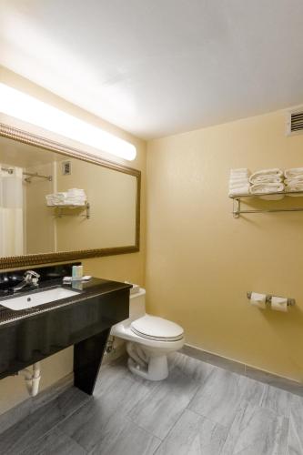 Habitación con 2 camas grandes - No fumadores del hotel Clarion Inn and Suites Miami International Airport. Foto 4