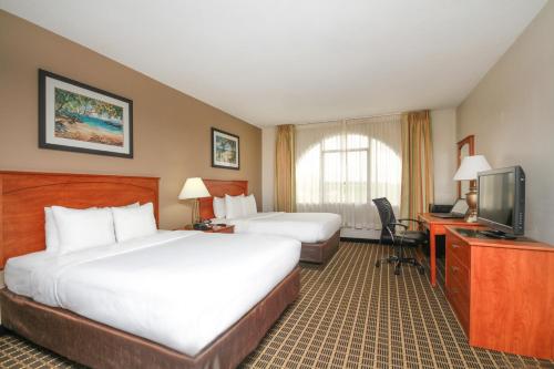 Habitación con 2 camas grandes - No fumadores del hotel Clarion Inn and Suites Miami International Airport. Foto 10
