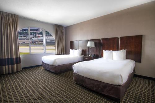 Habitación Doble con 2 camas dobles - No fumadores del hotel Clarion Inn and Suites Miami International Airport. Foto 7