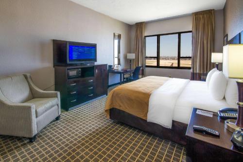 Habitación con cama extragrande - No fumadores del hotel Clarion Inn and Suites Miami International Airport. Foto 1