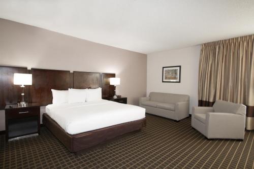 Suite Superior con cama extragrande - No fumadores del hotel Clarion Inn and Suites Miami International Airport. Foto 1