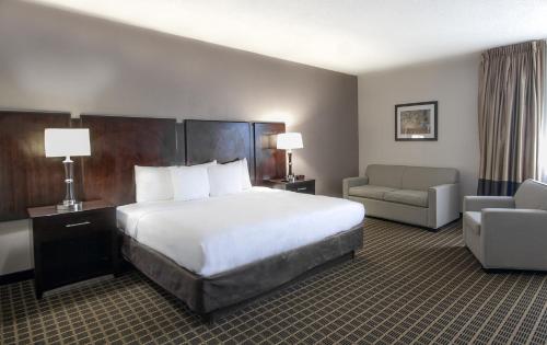 Suite Superior con cama extragrande - No fumadores del hotel Clarion Inn and Suites Miami International Airport. Foto 5
