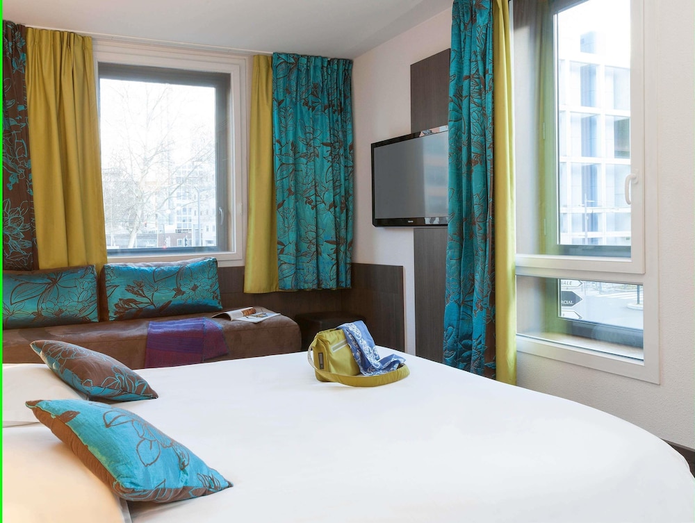 HABITACIÓN SUPERIOR con 1 cama queen size y 1 cama individual del hotel Ibis Styles Lyon Centre - Gare Part Dieu. Foto 3