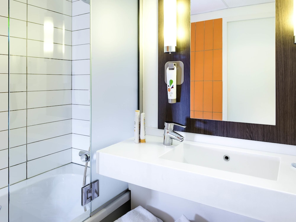 SUITE JUNIOR CON 1 CAMA QUEEN SIZE Y 1 SOFÁ DE DOS PLAZAS del hotel Ibis Styles Lyon Centre - Gare Part Dieu. Foto 3