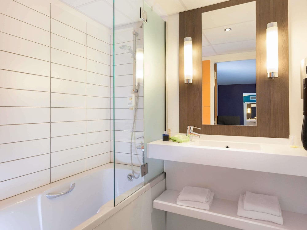 SUITE JUNIOR CON 1 CAMA QUEEN SIZE Y 1 SOFÁ DE DOS PLAZAS del hotel Ibis Styles Lyon Centre - Gare Part Dieu. Foto 5