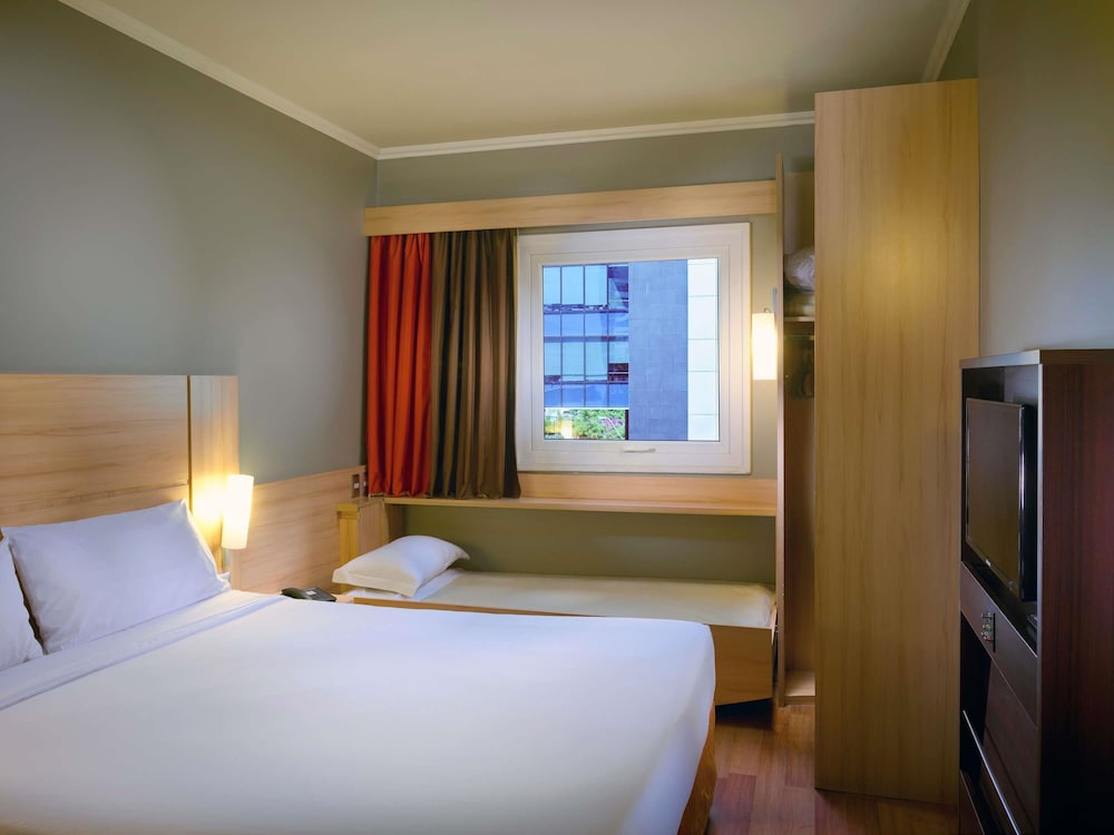 Habitación con cama queen - size y cama para niños hasta 12 años del hotel Ibis Santiago Providencia