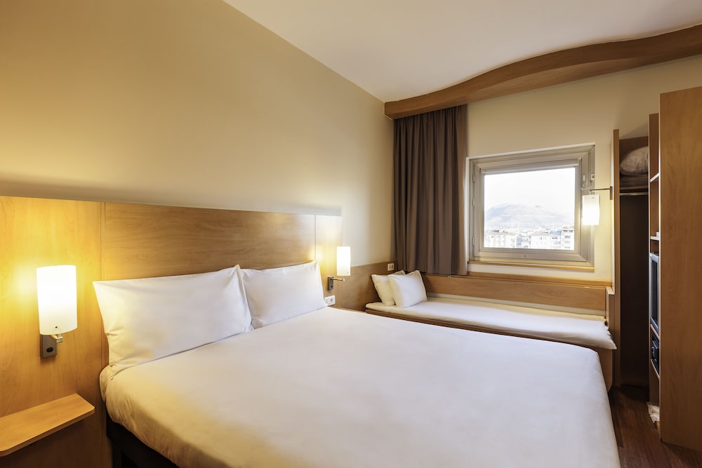 Habitación con cama queen - size y cama para niños hasta 12 años del hotel Ibis Santiago Providencia. Foto 1