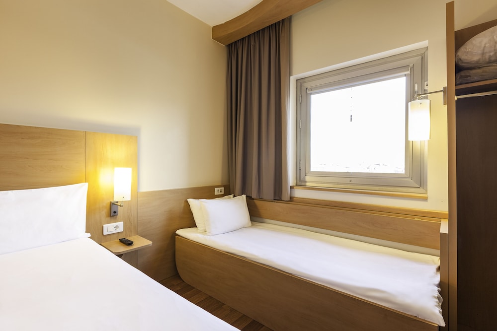 Habitación con cama queen - size y cama para niños hasta 12 años del hotel Ibis Santiago Providencia. Foto 2