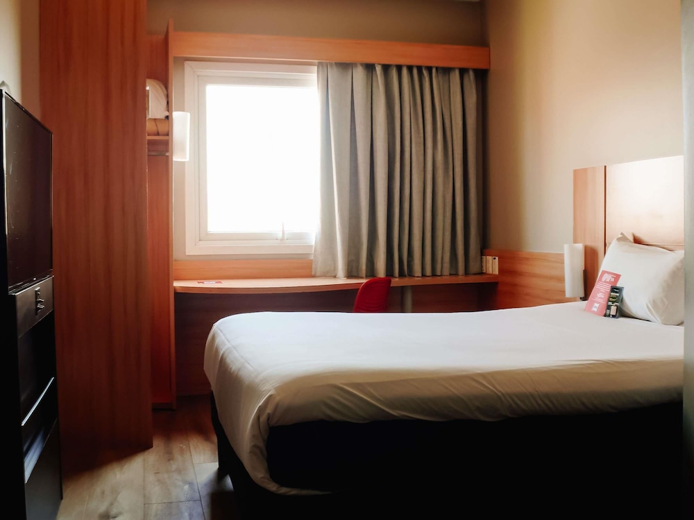 Habitación con cama queen - size y cama para niños hasta 12 años del hotel Ibis Santiago Providencia. Foto 4