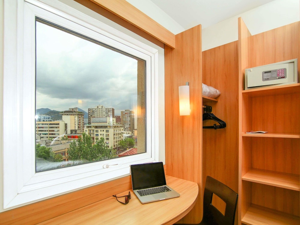Habitación con cama queen - size y cama para niños hasta 12 años del hotel Ibis Santiago Providencia. Foto 5