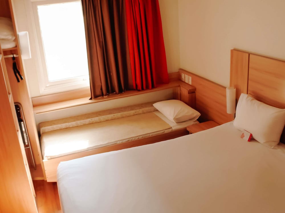 Habitación con cama queen - size y cama para niños hasta 12 años del hotel Ibis Santiago Providencia. Foto 7