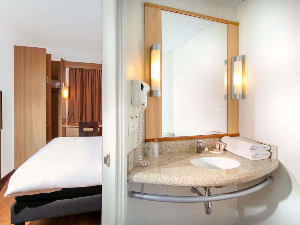 Habitación estándar con dos camas individuales del hotel Ibis Santiago Providencia. Foto 6