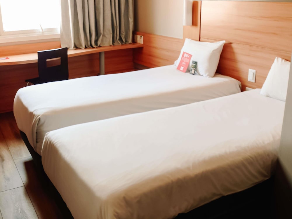 Habitación estándar con dos camas individuales del hotel Ibis Santiago Providencia. Foto 7