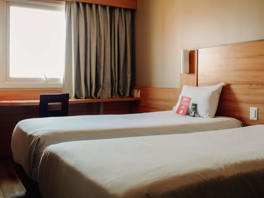 Habitación estándar con dos camas individuales del hotel Ibis Santiago Providencia. Foto 8