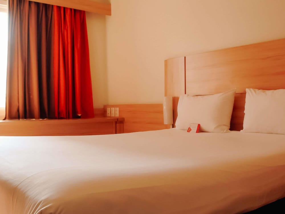 Habitación con 1 cama queen - size del hotel Ibis Santiago Providencia. Foto 3