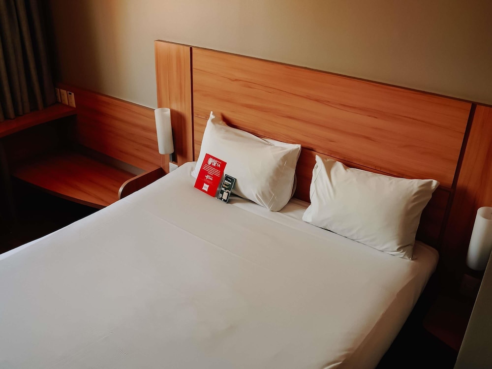 Habitación con 1 cama queen - size del hotel Ibis Santiago Providencia. Foto 8