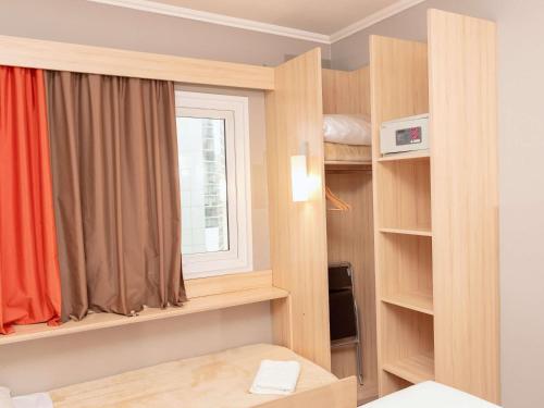 Habitación Estándar con cama grande y cama infantil del hotel Ibis Santiago Las Condes Manquehue