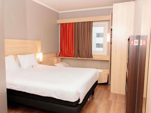 Habitación Estándar con cama grande y cama infantil del hotel Ibis Santiago Las Condes Manquehue. Foto 4