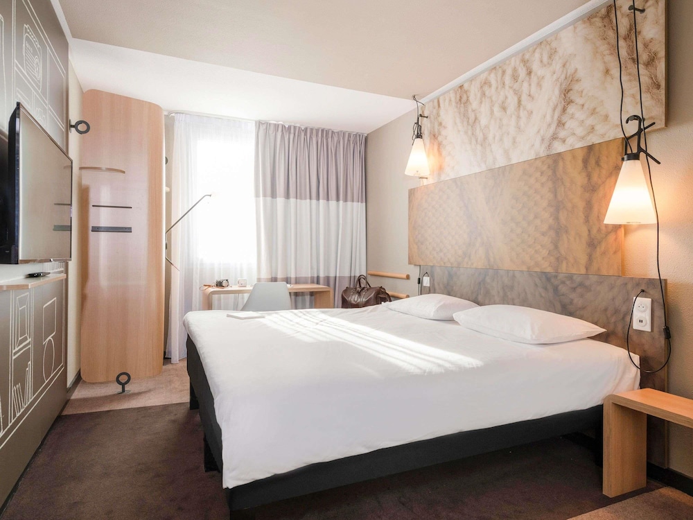 Habitación Standard con una cama doble del hotel Ibis Lyon Caluire Cité Internationale. Foto 1