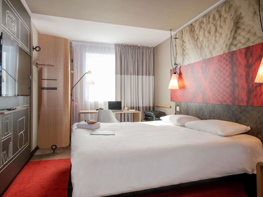 Habitación Standard con una cama doble del hotel Ibis Lyon Caluire Cité Internationale. Foto 8