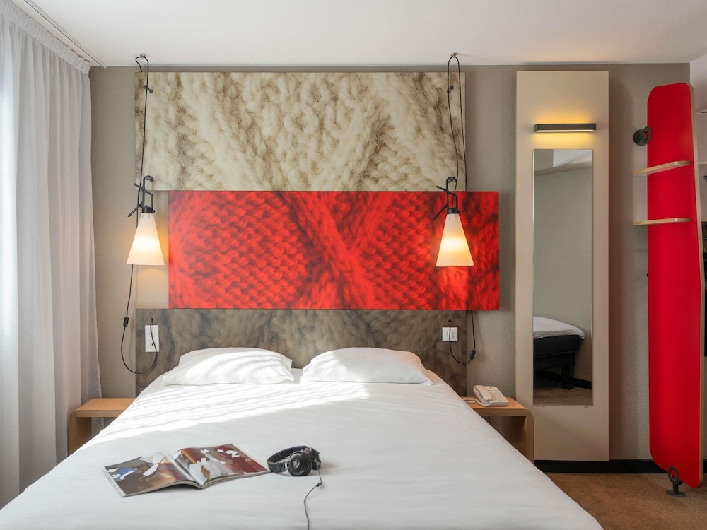 Habitación Standard con una cama doble del hotel Ibis Lyon Caluire Cité Internationale. Foto 10