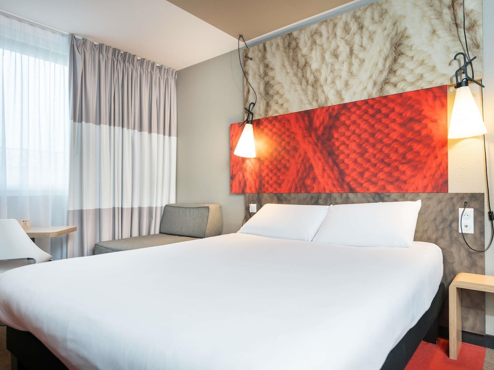 Habitación Standard con una cama doble del hotel Ibis Lyon Caluire Cité Internationale. Foto 13