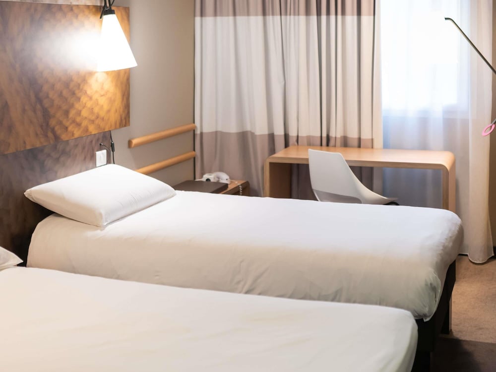 Habitación Standard con 2 camas individuales del hotel Ibis Lyon Caluire Cité Internationale. Foto 1