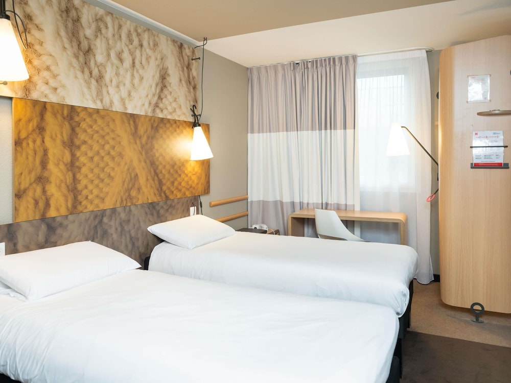 Habitación Standard con 2 camas individuales del hotel Ibis Lyon Caluire Cité Internationale. Foto 8