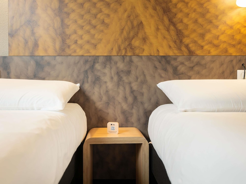 Habitación Standard con 2 camas individuales del hotel Ibis Lyon Caluire Cité Internationale. Foto 9