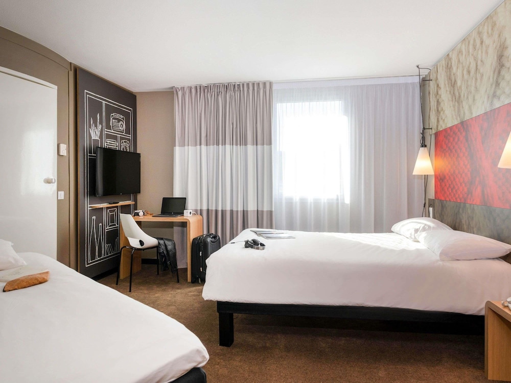 Habitación Standard con una cama doble y una cama individual del hotel Ibis Lyon Caluire Cité Internationale