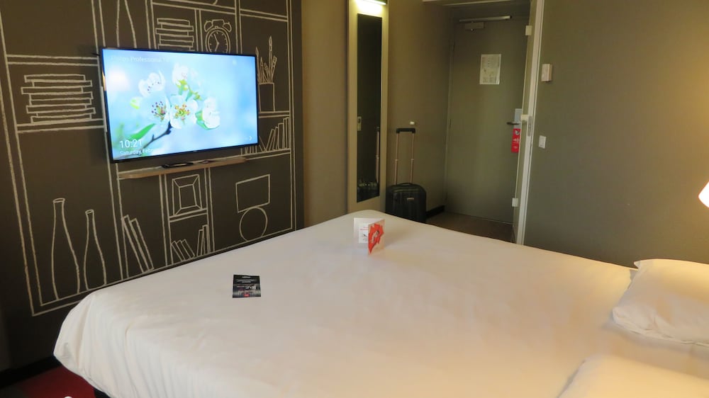 Habitación Standard con una cama doble y una cama individual del hotel Ibis Lyon Caluire Cité Internationale. Foto 2