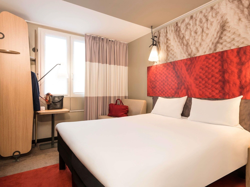 Habitación Standard con una cama doble y una cama individual del hotel Ibis Lyon Caluire Cité Internationale. Foto 8