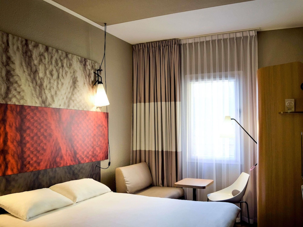 Habitación Standard con una cama doble y una cama individual del hotel Ibis Lyon Caluire Cité Internationale. Foto 9