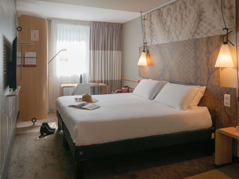 Habitación Standard con una cama doble del hotel Ibis Lyon Caluire Cité Internationale. Foto 1