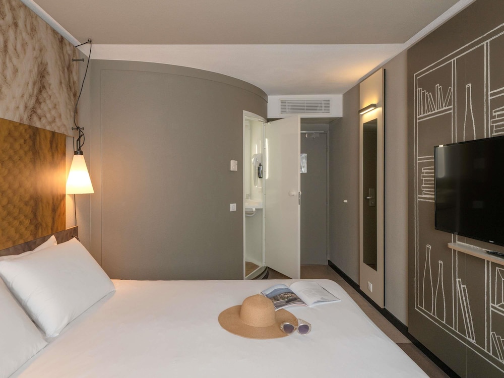 Habitación Standard con una cama doble del hotel Ibis Lyon Caluire Cité Internationale. Foto 9
