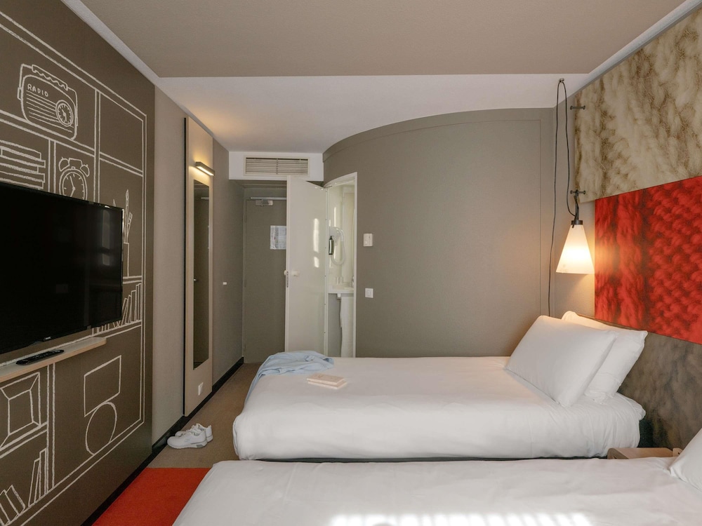 Habitación Standard con 2 camas individuales del hotel Ibis Lyon Caluire Cité Internationale. Foto 6