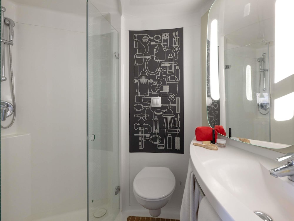 Habitación Standard con 2 camas individuales del hotel Ibis Lyon Caluire Cité Internationale. Foto 7