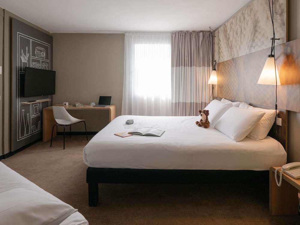 Habitación Standard con una cama doble y una cama individual del hotel Ibis Lyon Caluire Cité Internationale. Foto 3