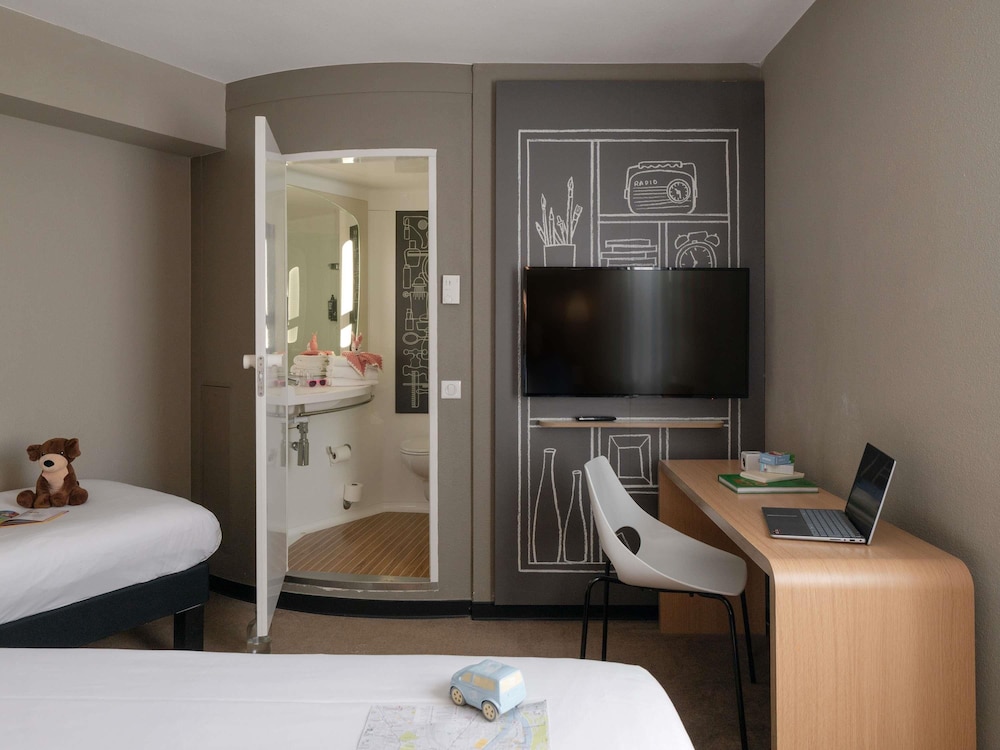 Habitación Standard con una cama doble y una cama individual del hotel Ibis Lyon Caluire Cité Internationale. Foto 5